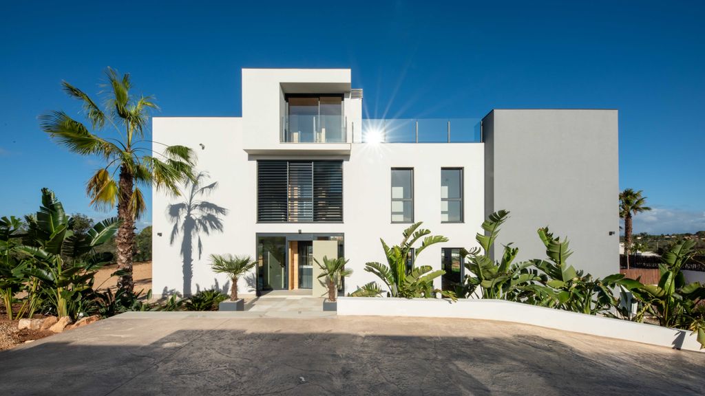 Property photo 3 of 27 81591 Small-3.Jpg