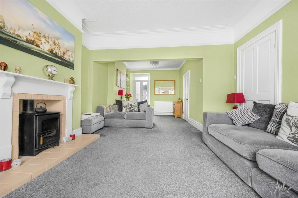 Property photo 3 of 23 Lounge/Dining Room