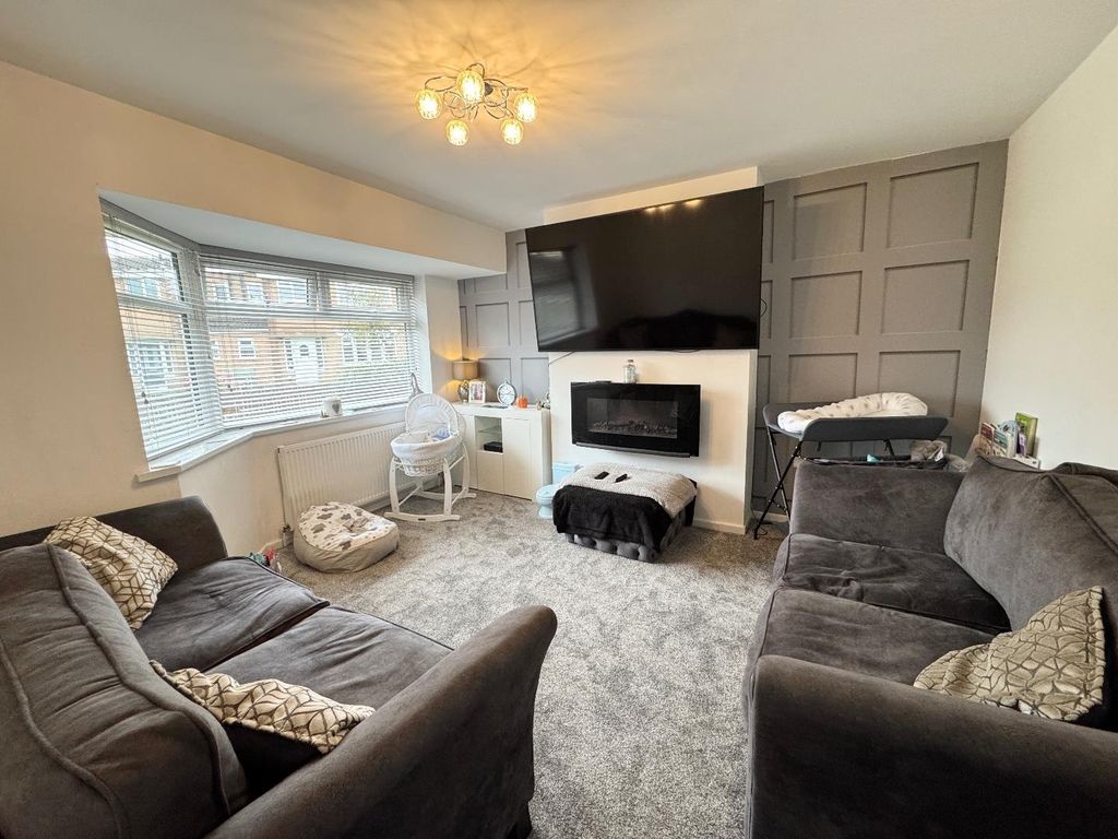 Property photo 3 of 11 Lounge