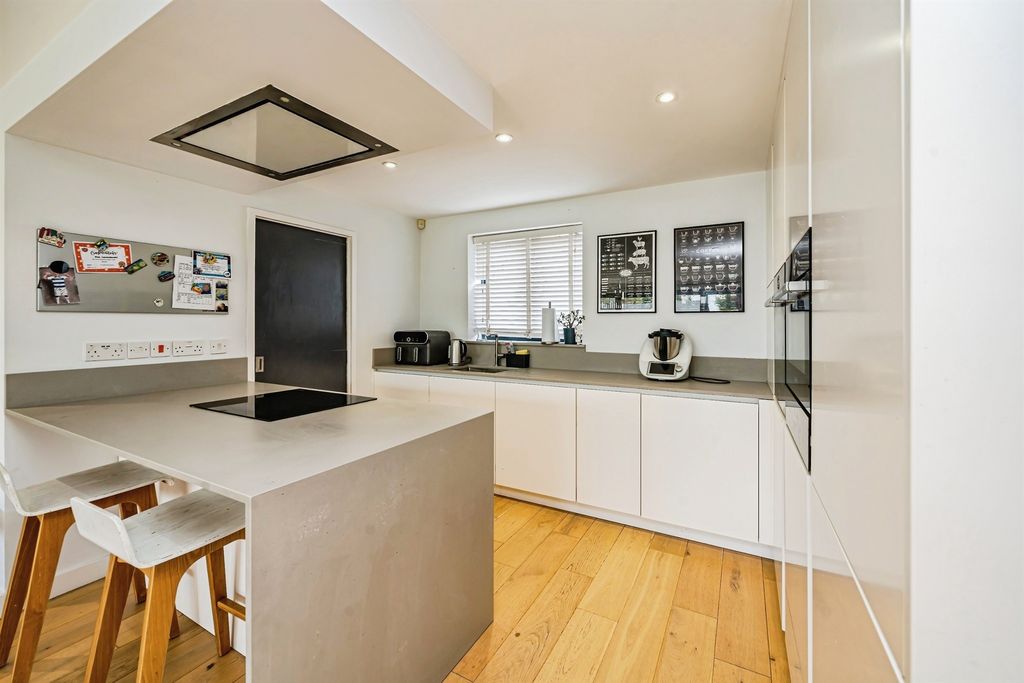 Property photo 2 of 24