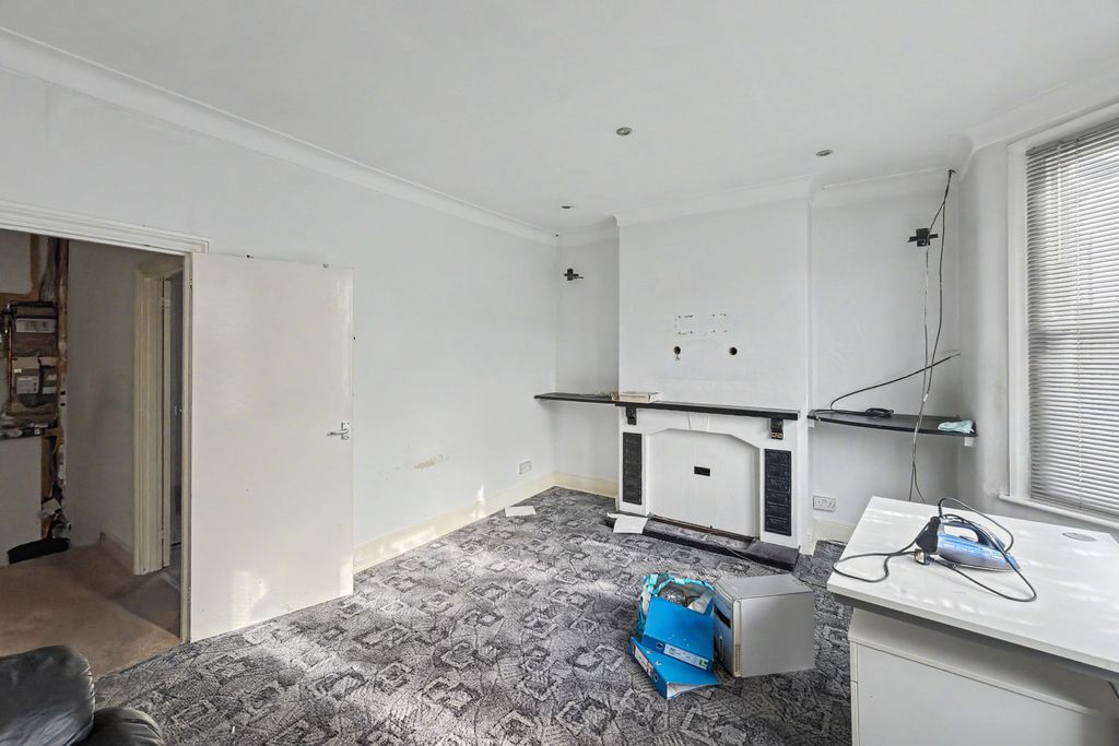 Property photo 2 of 10 91A Little Ilford Lane, Manor Park, London, E12 5Pn