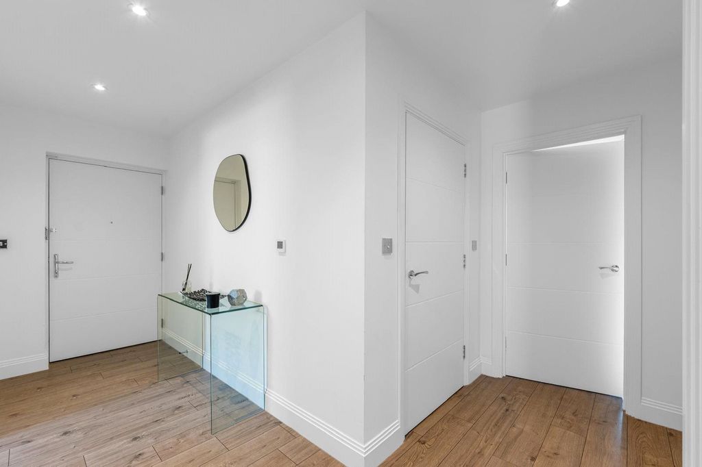 Property photo 2 of 16 Picture No. 27