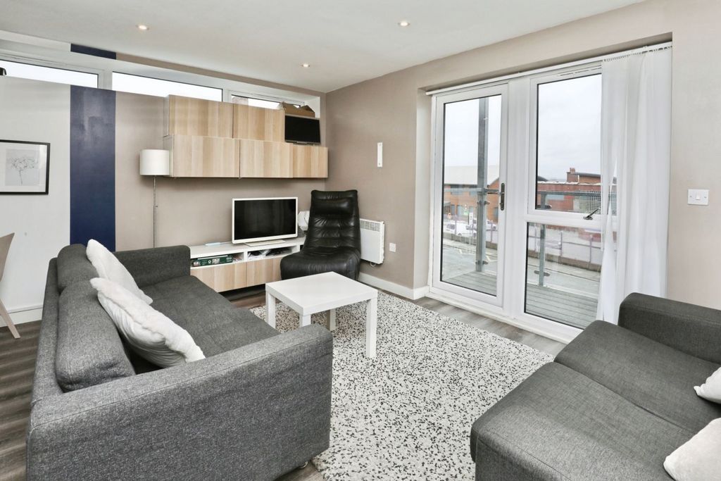 Property photo 2 of 14 Lounge / Kitchen