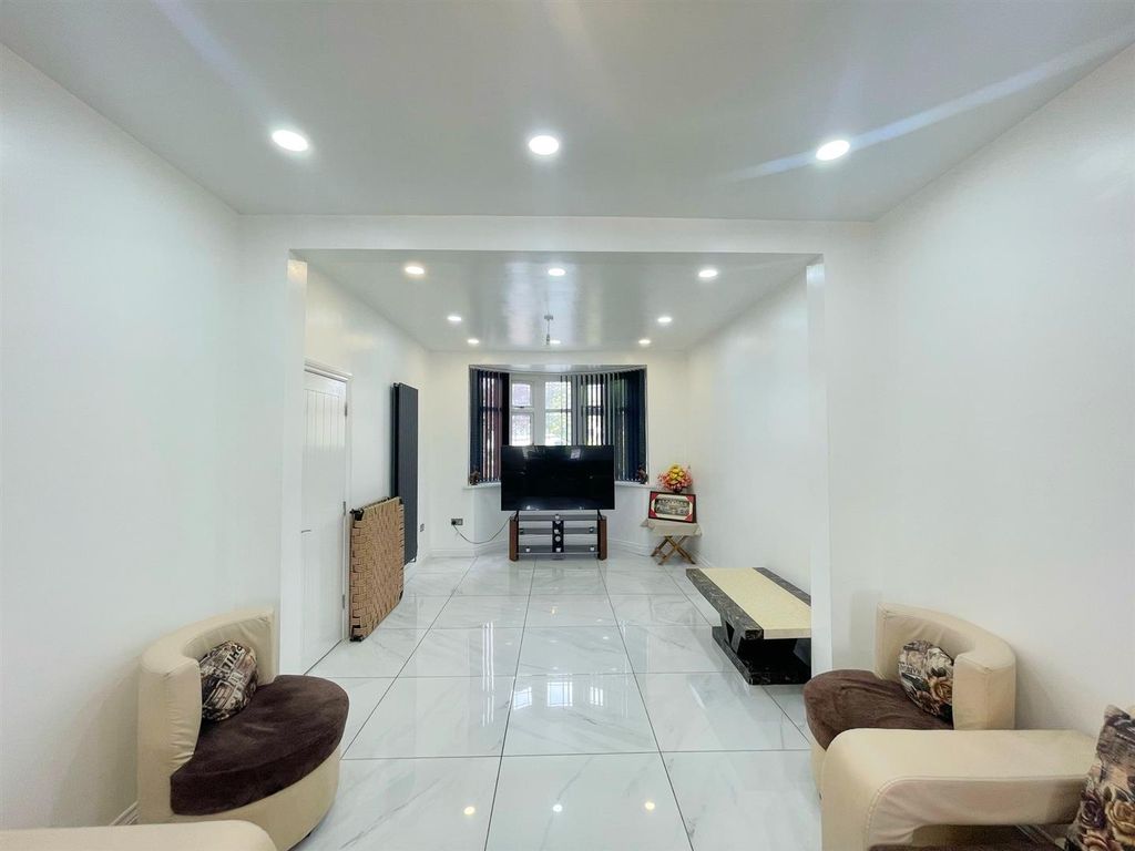 Property photo 2 of 17 Lounge