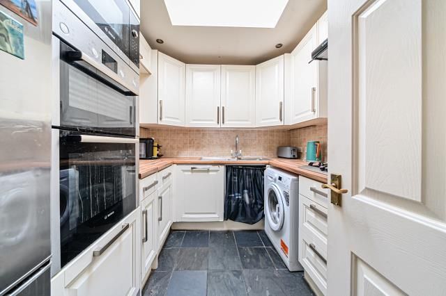 Property photo 3 of 9 Kitchen