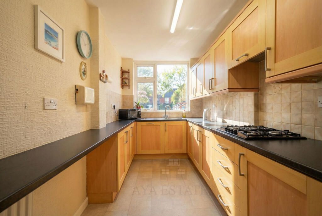 Property photo 3 of 28 Kitchen