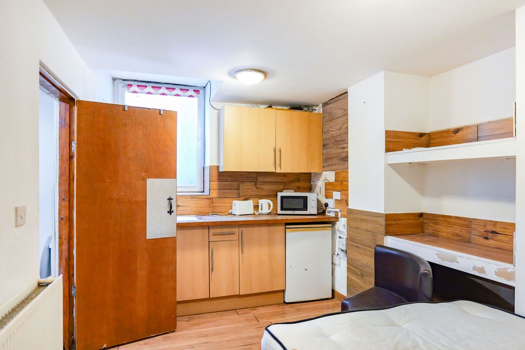 Property photo 2 of 40