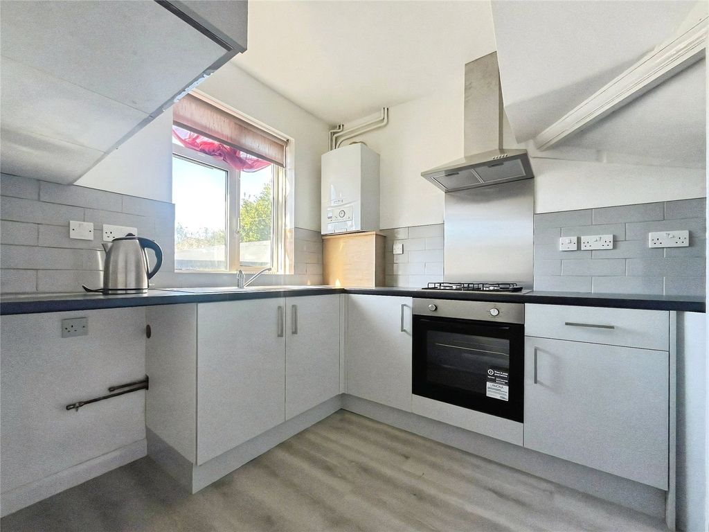 Property photo 3 of 17 Kitchen