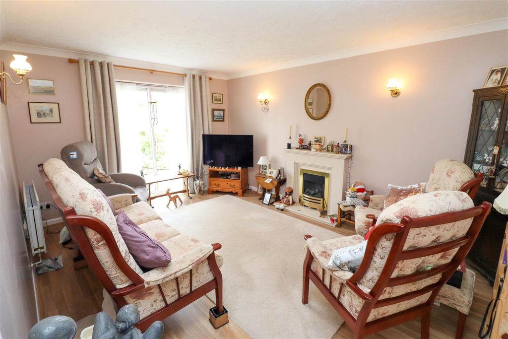 Property photo 3 of 16 Lounge