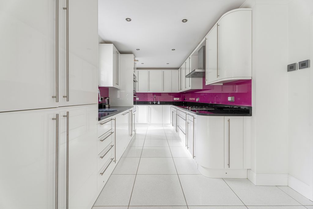 Property photo 3 of 25 Kitchen