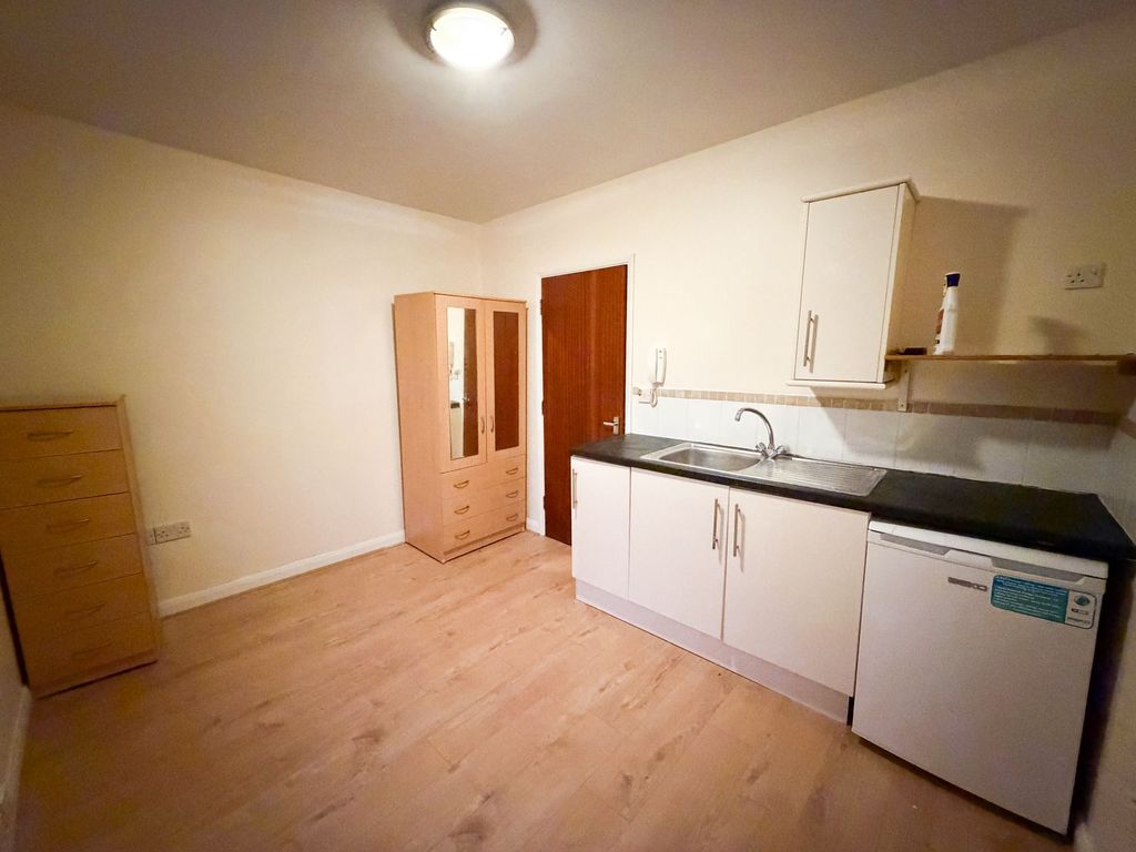 Property photo 2 of 7 Eastern Rd Rm1