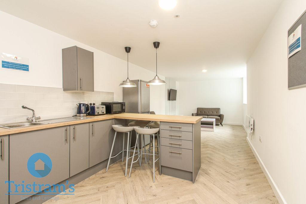 Property photo 2 of 32