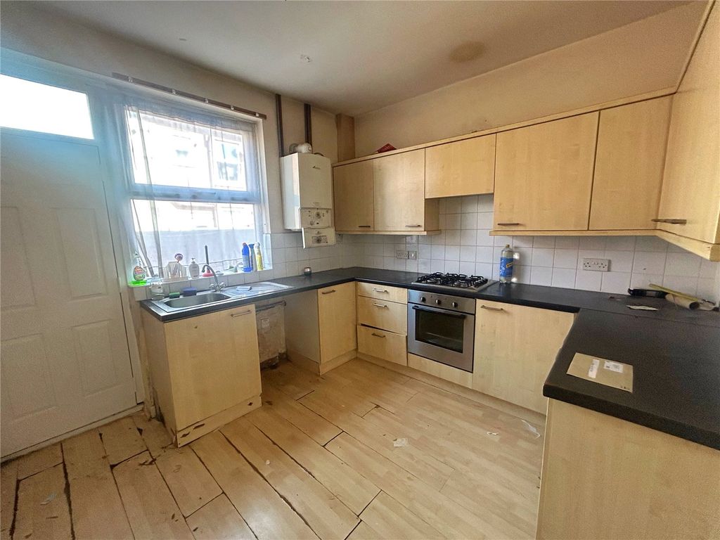 Property photo 3 of 7 Kitchen