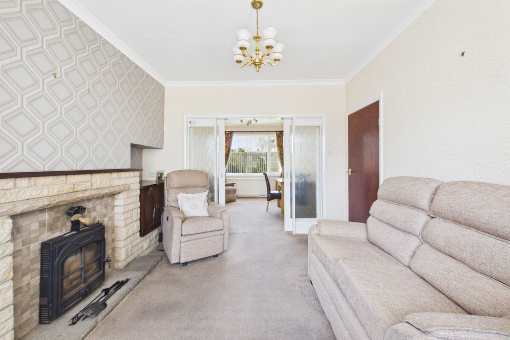 Property photo 3 of 24 Lounge