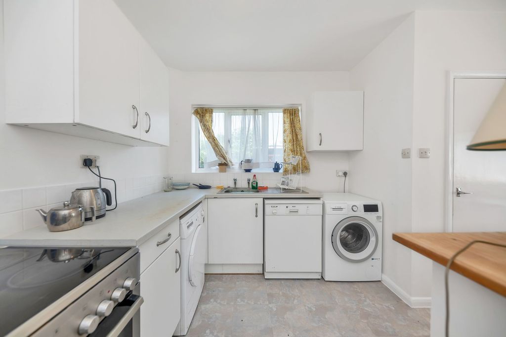 Property photo 2 of 32