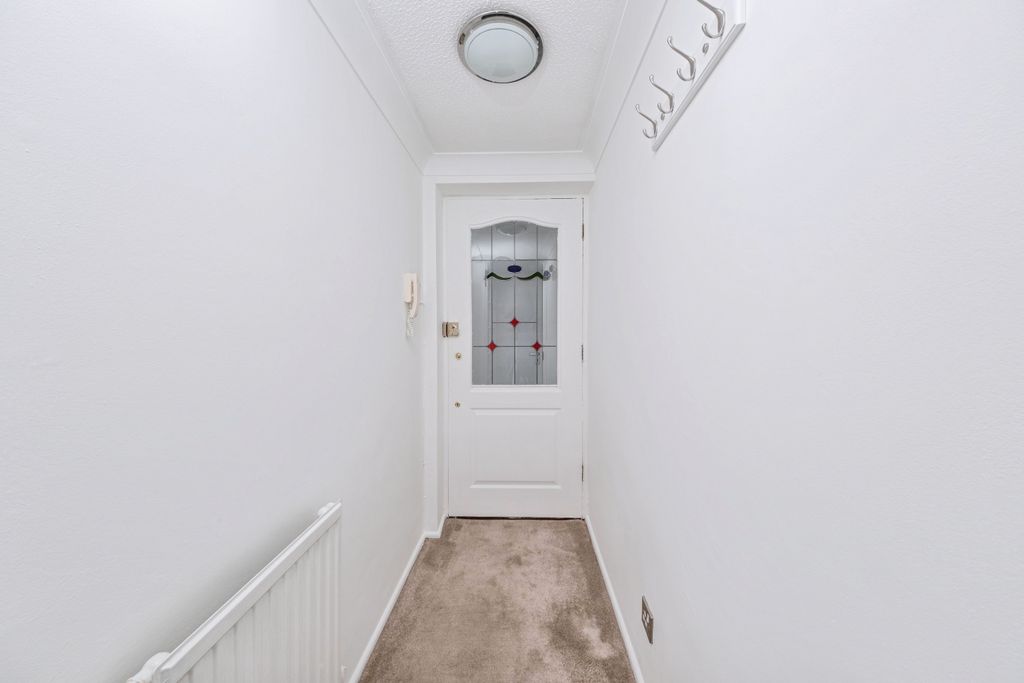 Property photo 3 of 14 Entrance Hallway