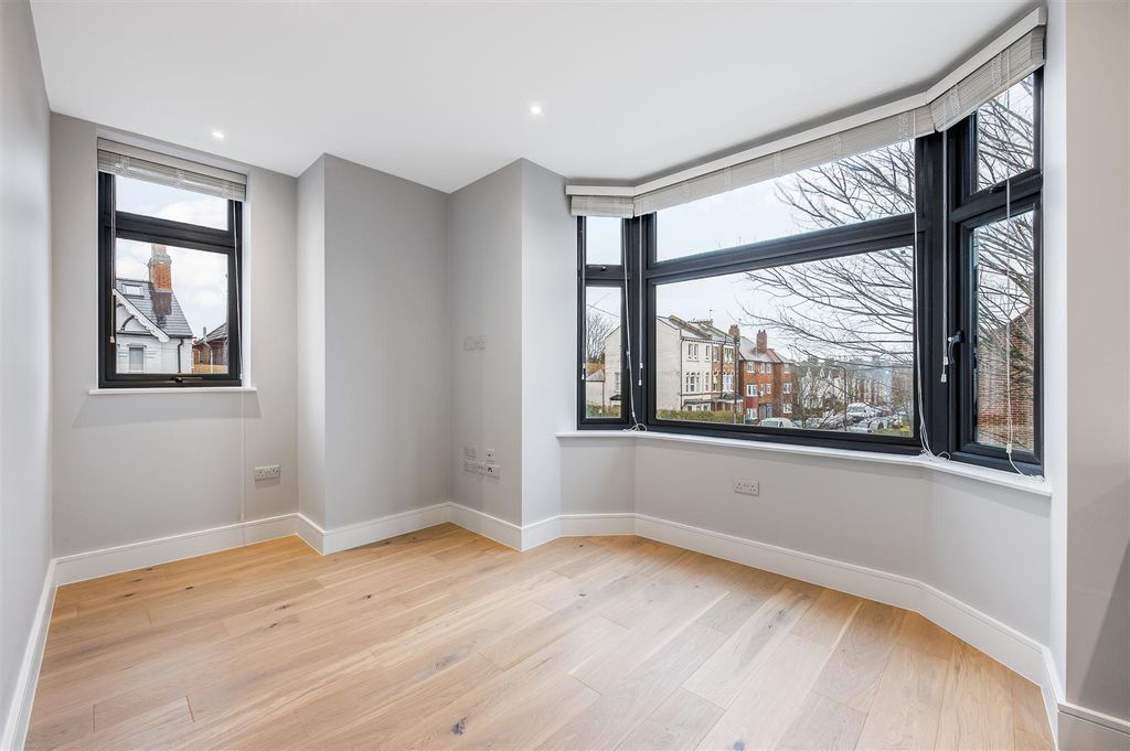 Property photo 3 of 7 Julian Avenue- Flat 1-1.Jpg
