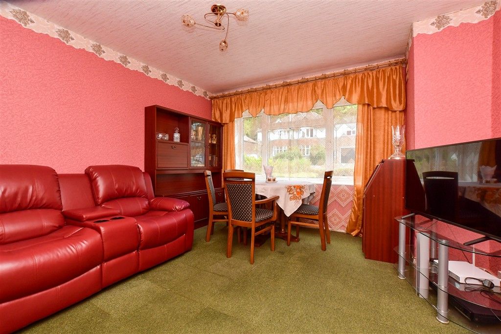 Property photo 3 of 17 Lounge