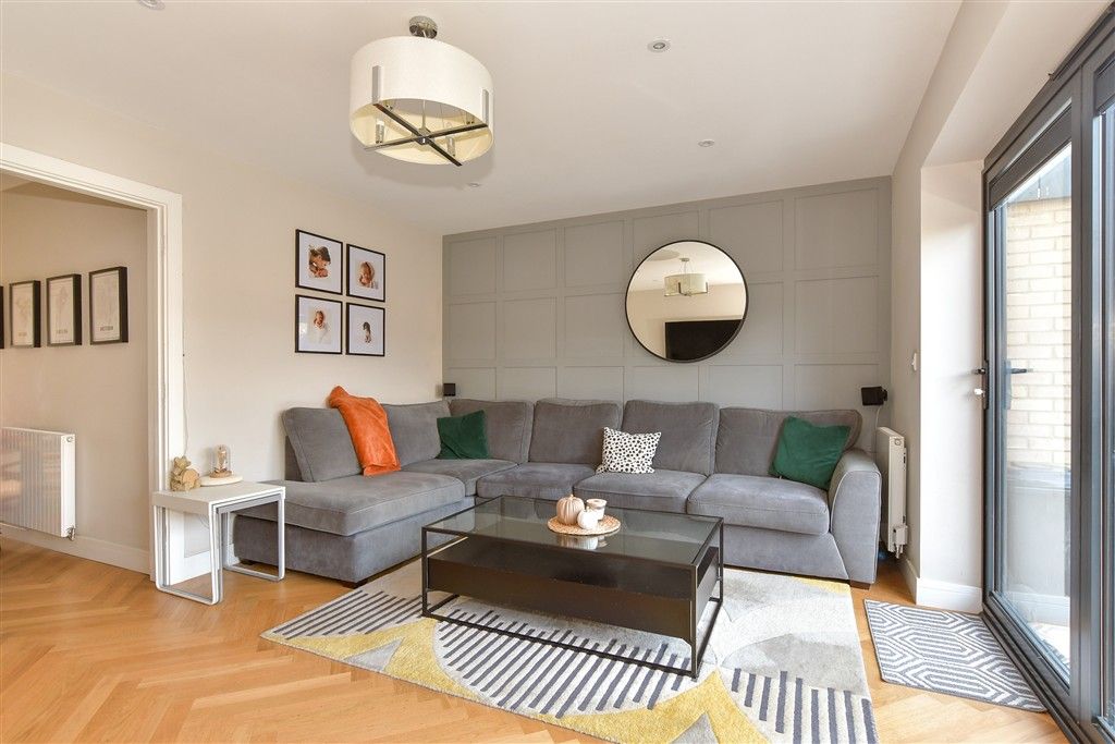 Property photo 2 of 11 Lounge