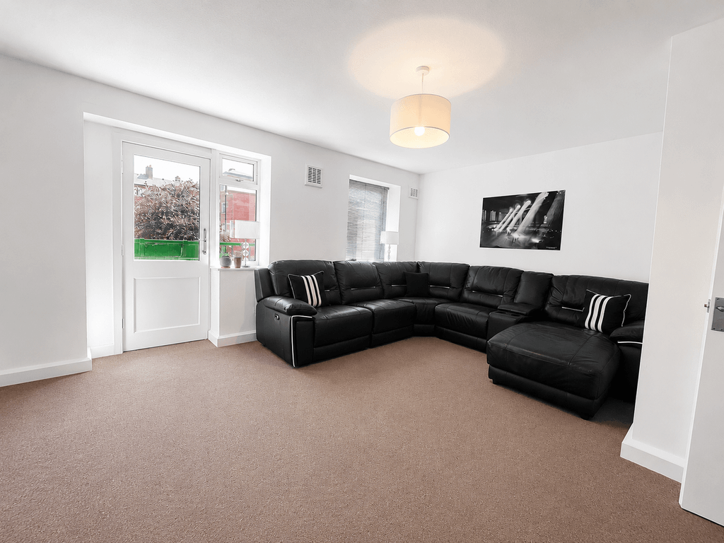 Property photo 2 of 13 Lounge Image 1