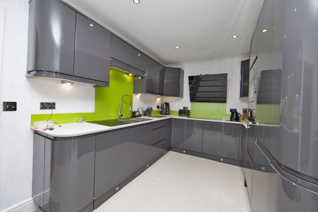 Property photo 3 of 18 Picture 3