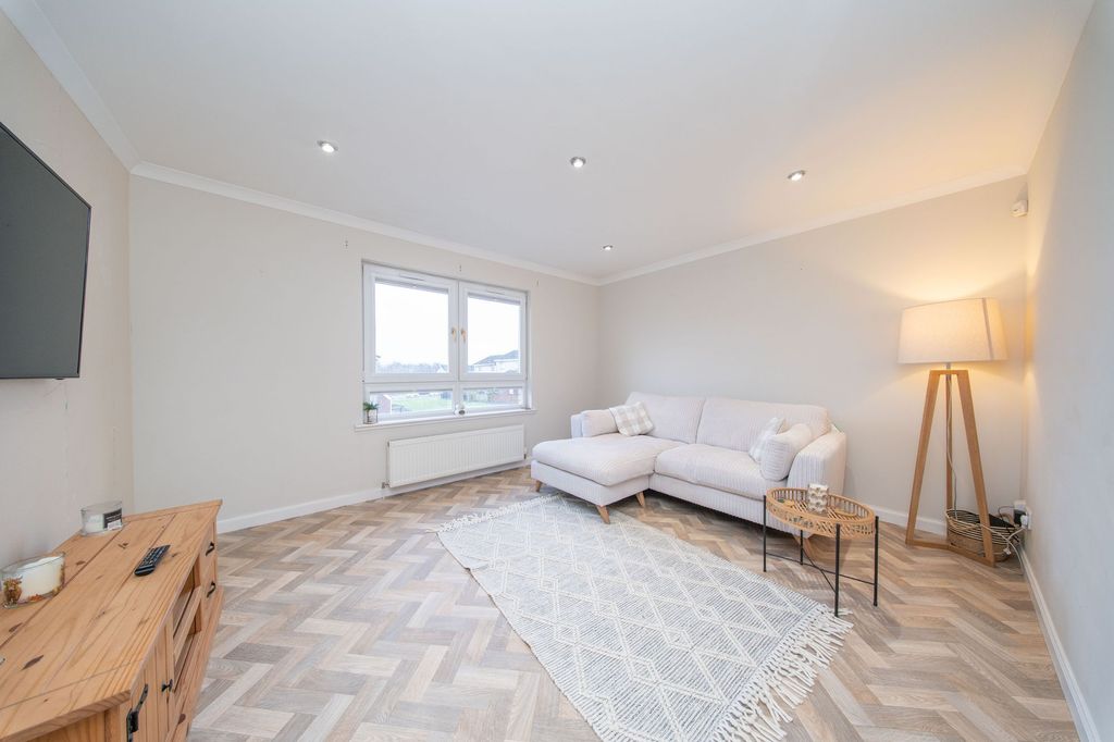 Property photo 2 of 23 Lounge