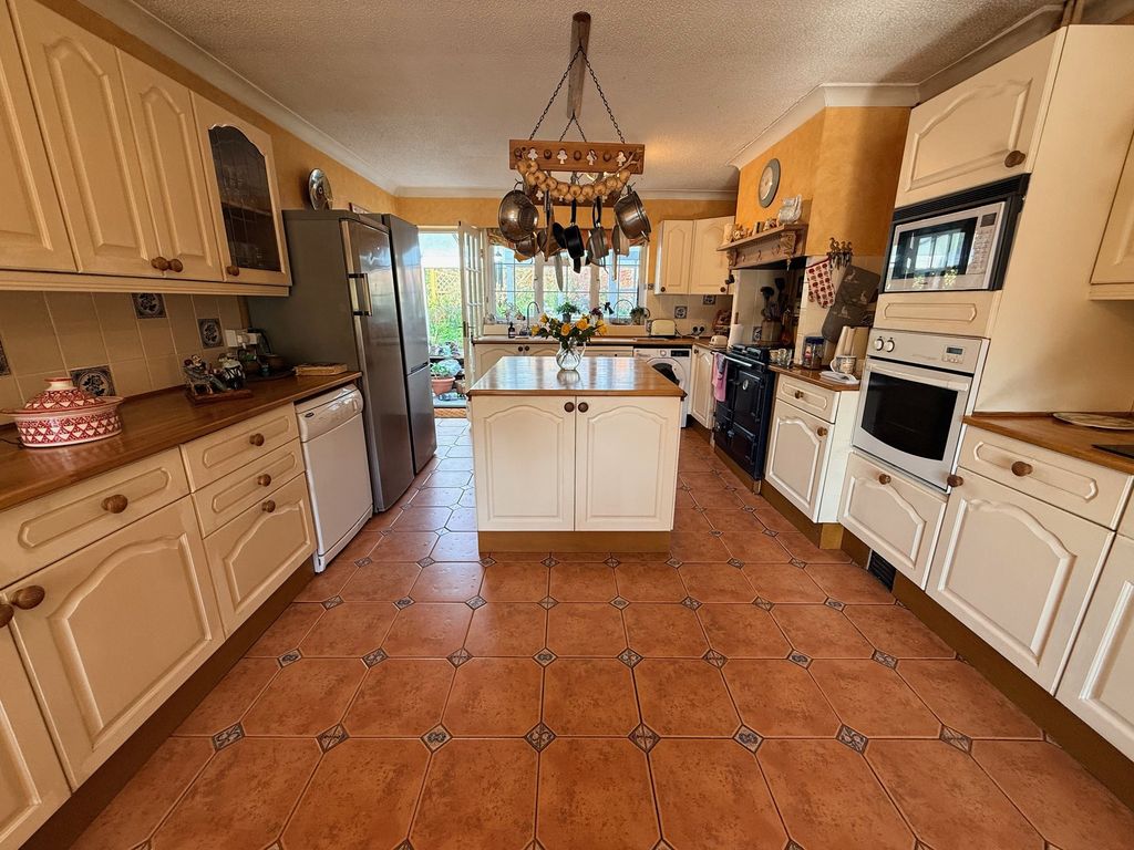 Property photo 2 of 18 Kitchen