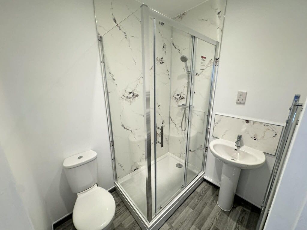Property photo 2 of 17 En-Suite