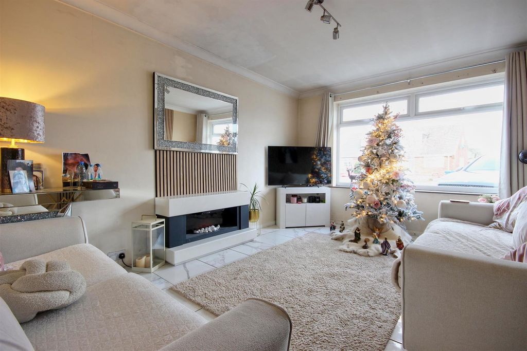 Property photo 3 of 23 Lounge