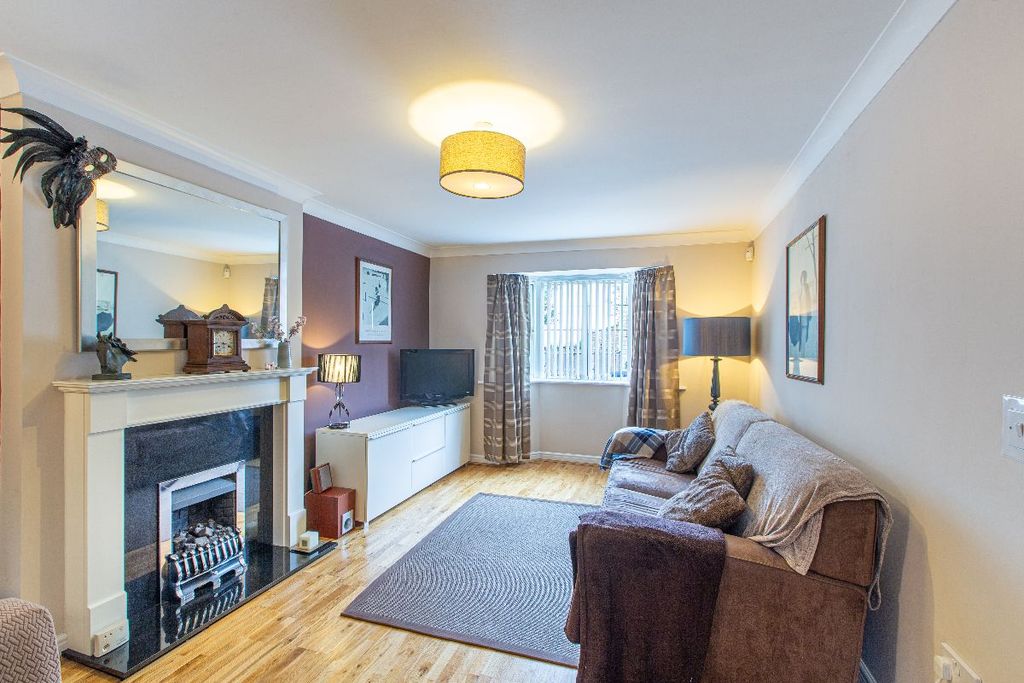 Property photo 2 of 32