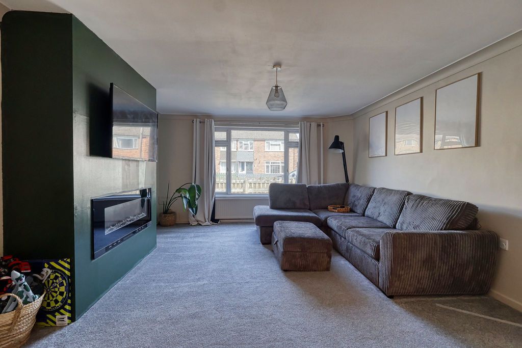 Property photo 3 of 11 Lounge