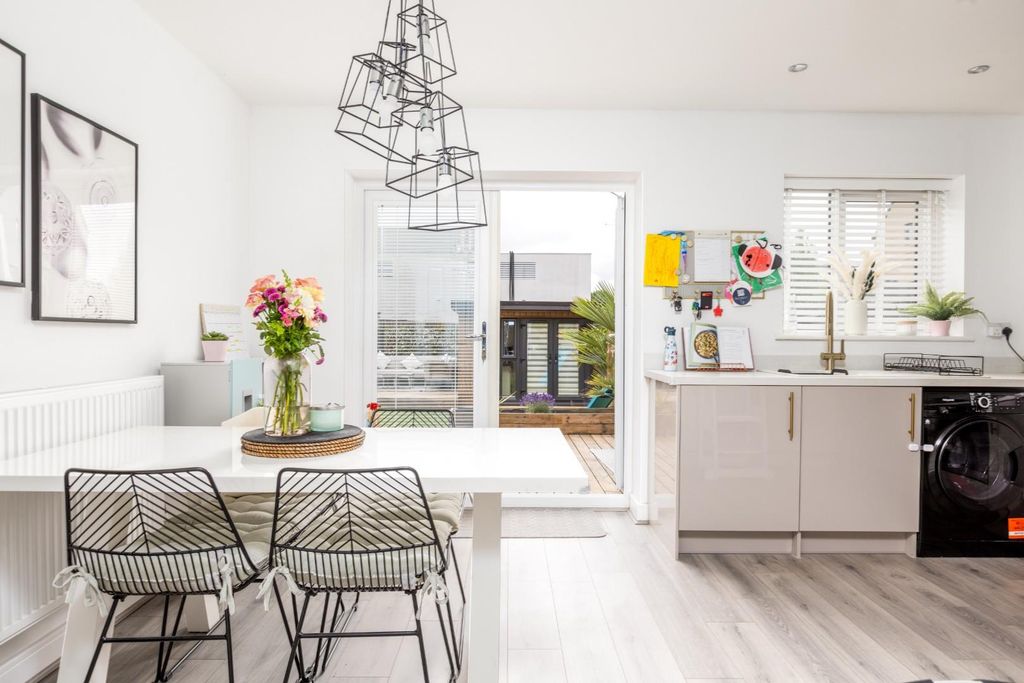 Property photo 1 of 28 4 Maple Street, Bs14-19.Jpg