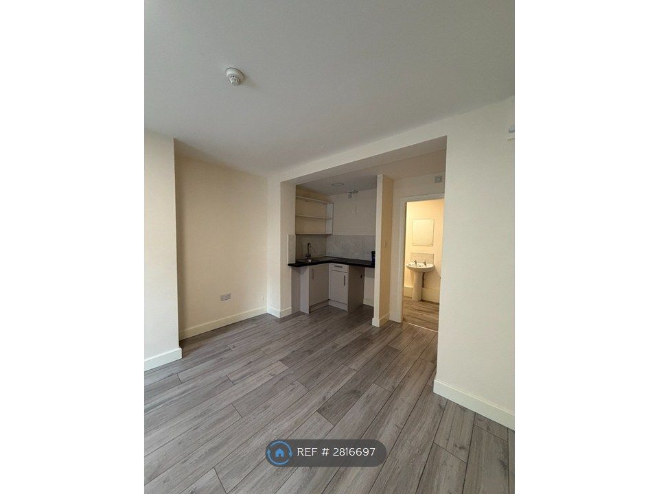 Property photo 1 of 7 Room 5