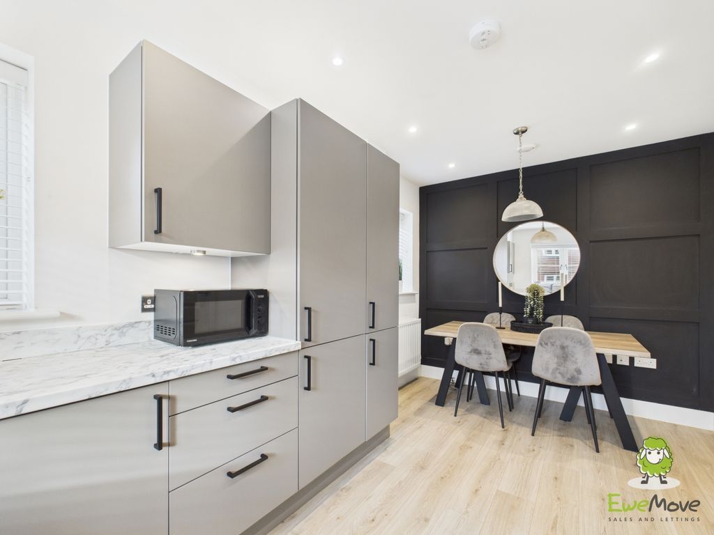 Property photo 3 of 28 Ewemove Estate Agents Basingstoke - Fishbourne Gar