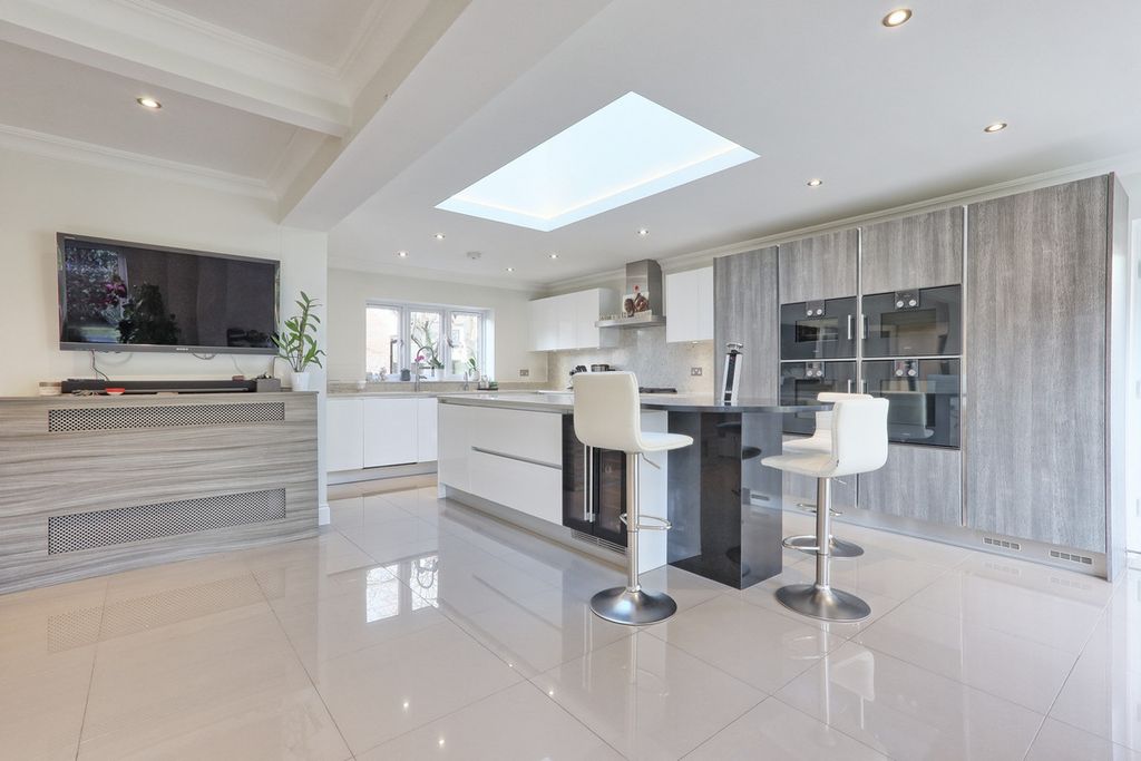 Property photo 3 of 25