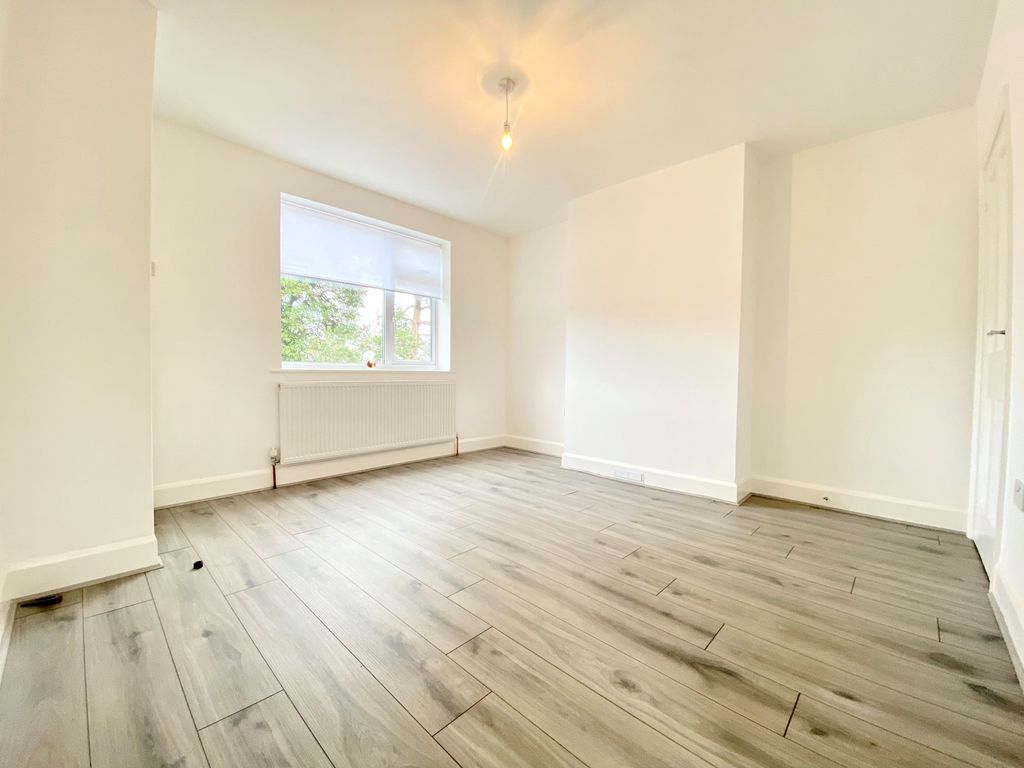 Property photo 3 of 17 Living Room