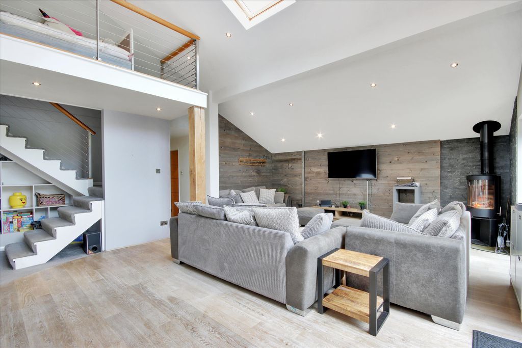 Property photo 3 of 31 Image