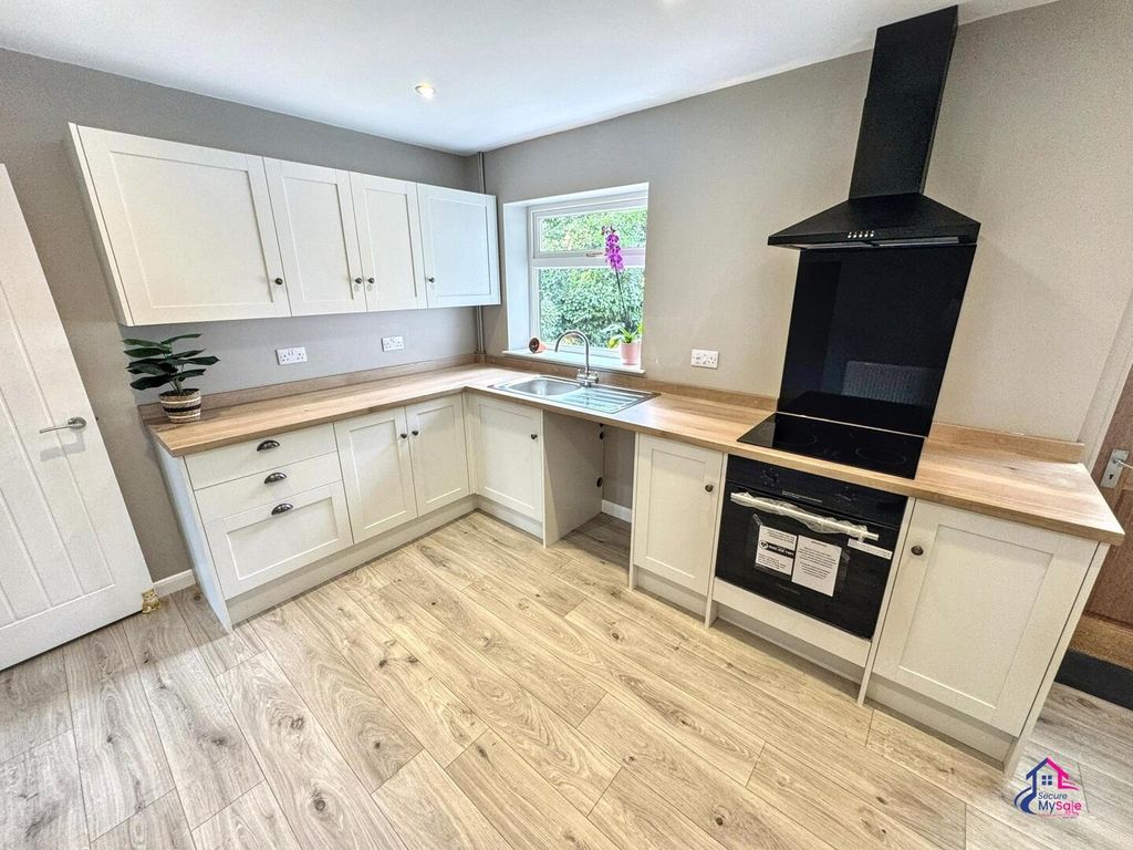 Property photo 3 of 14 Kitchen