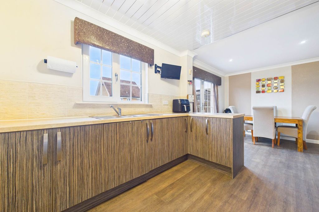 Property photo 3 of 27