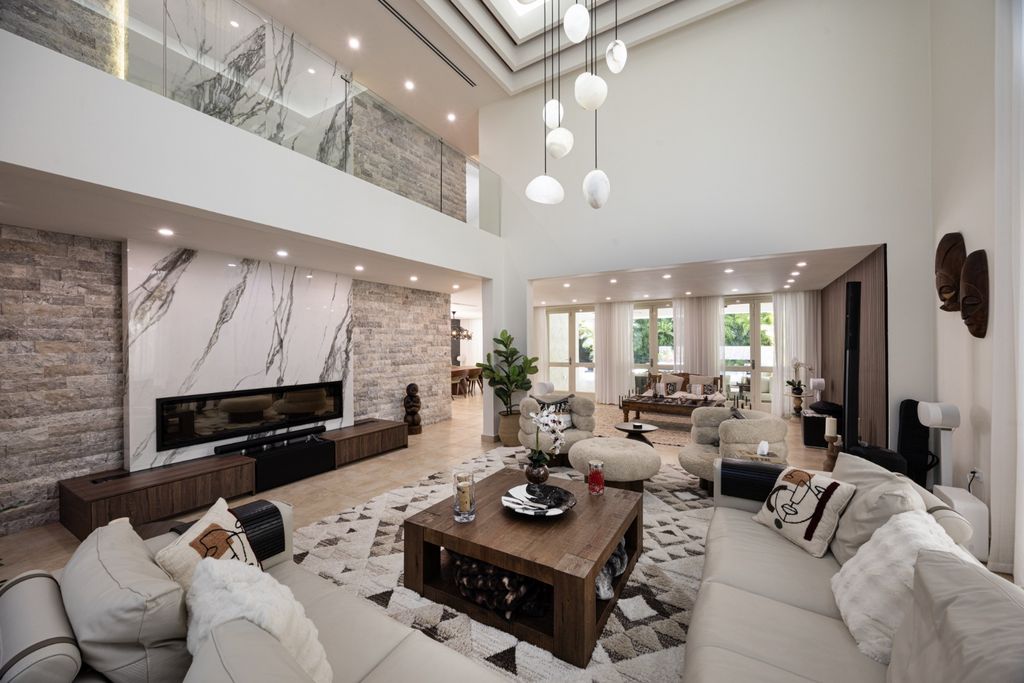 Property photo 2 of 33