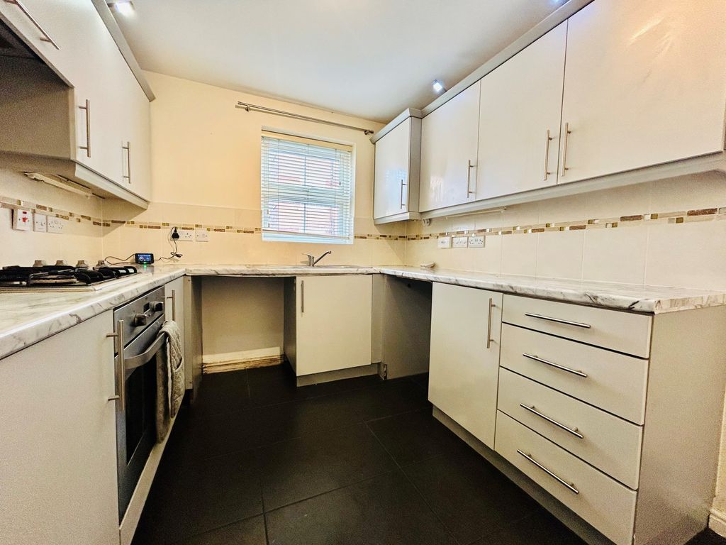 Property photo 3 of 12 Kitchen