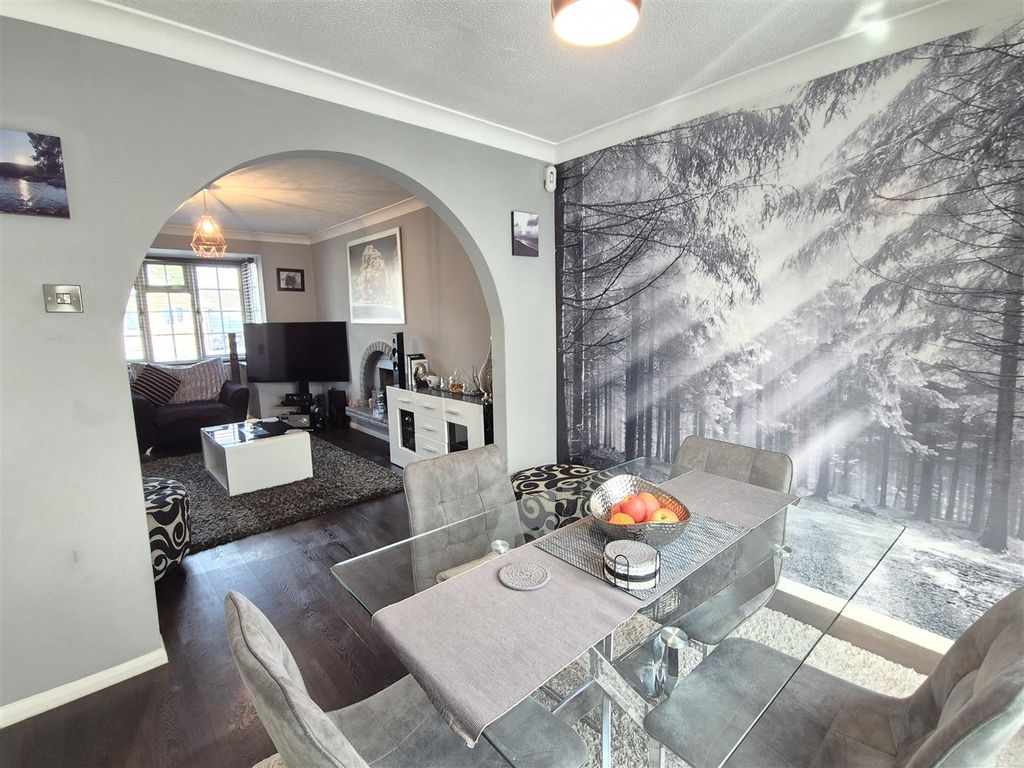 Property photo 2 of 23 Lounge