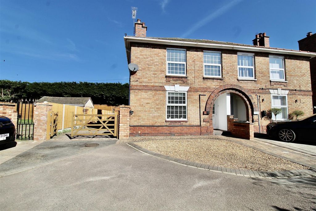 Property photo 1 of 29 Front Garden/Driveway