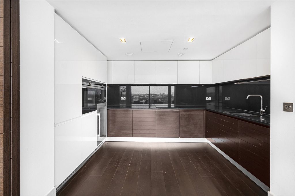 Property photo 3 of 17 Kitchen