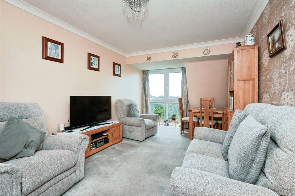 Property photo 2 of 11 Lounge