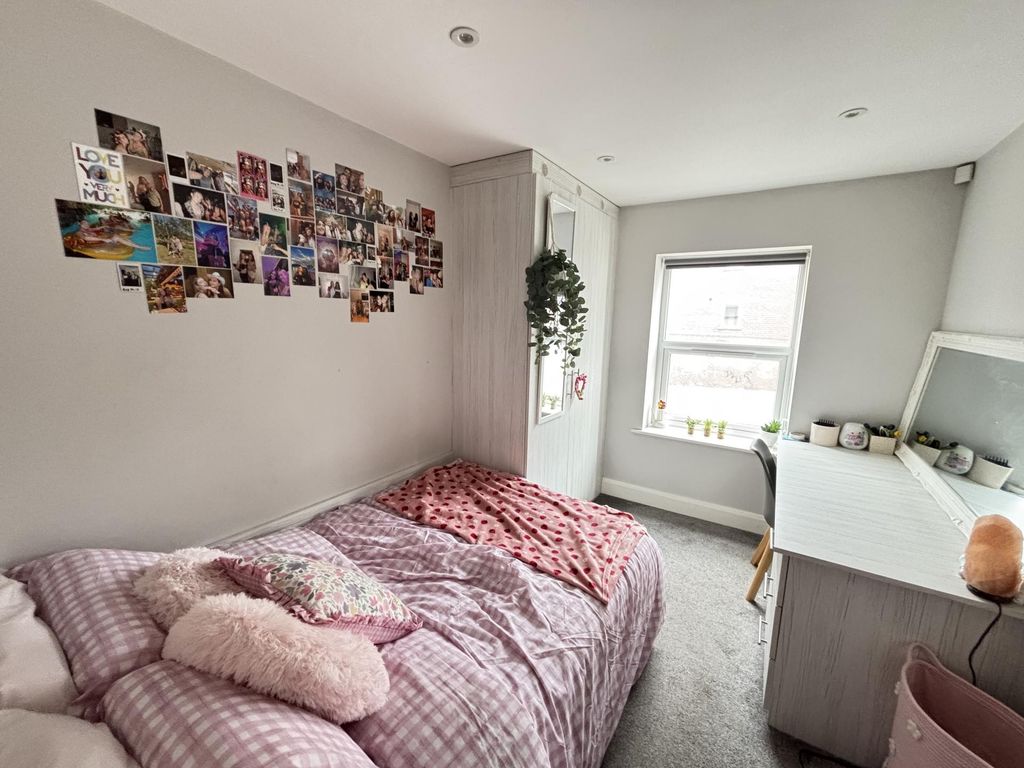 Property photo 2 of 9 A Bright And Inviting Bedroom Featuring A Cozy Dou...