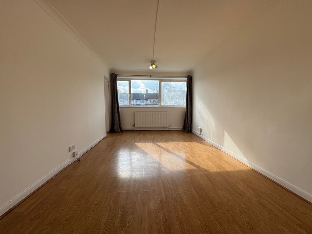 Property photo 1 of 8 Lounge