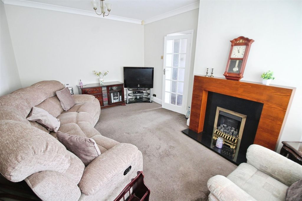 Property photo 3 of 12 Lounge