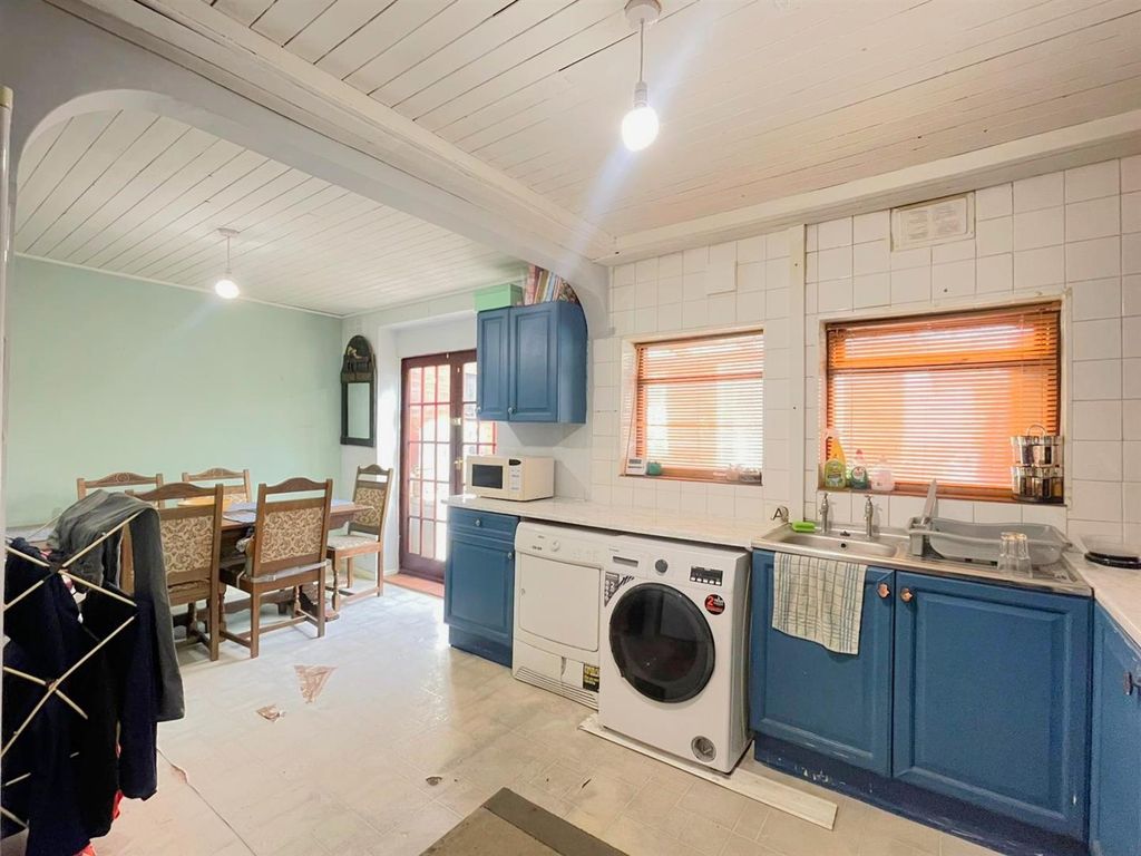 Property photo 3 of 17 Kitchen