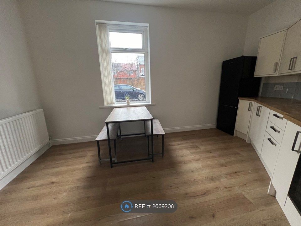 Property photo 2 of 11 Kitchen